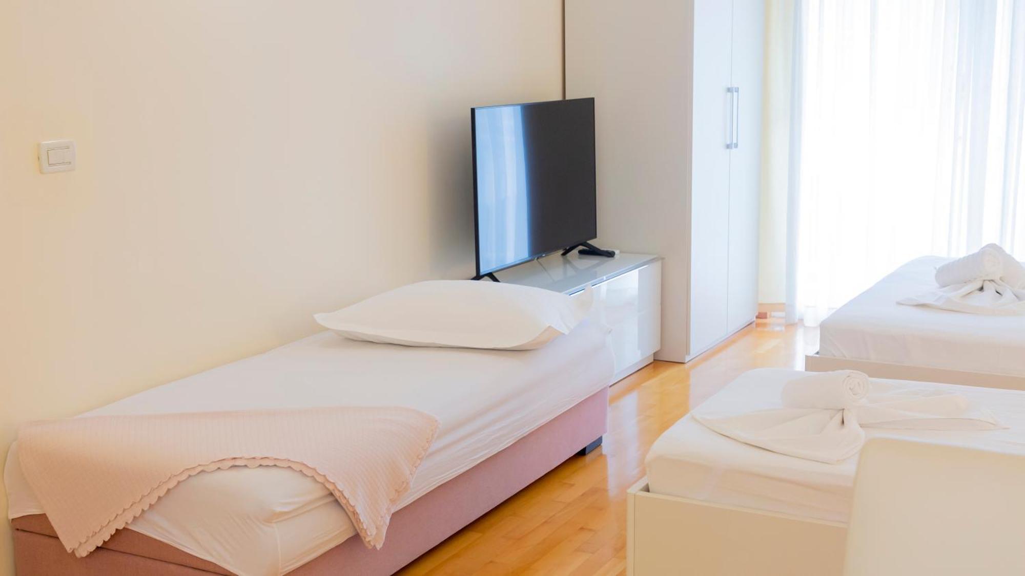 Baska Voda Apartments - Steps From The Beach, Free Parking, Central Location Екстер'єр фото