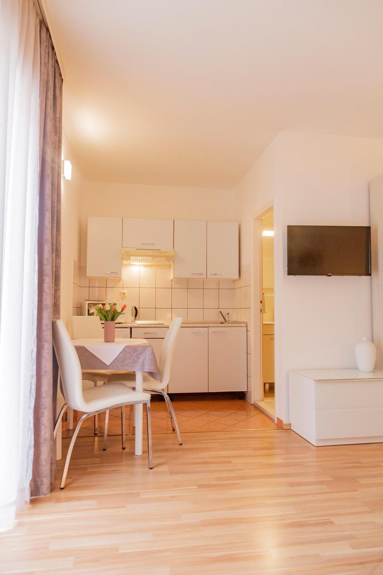 Baska Voda Apartments - Steps From The Beach, Free Parking, Central Location Екстер'єр фото