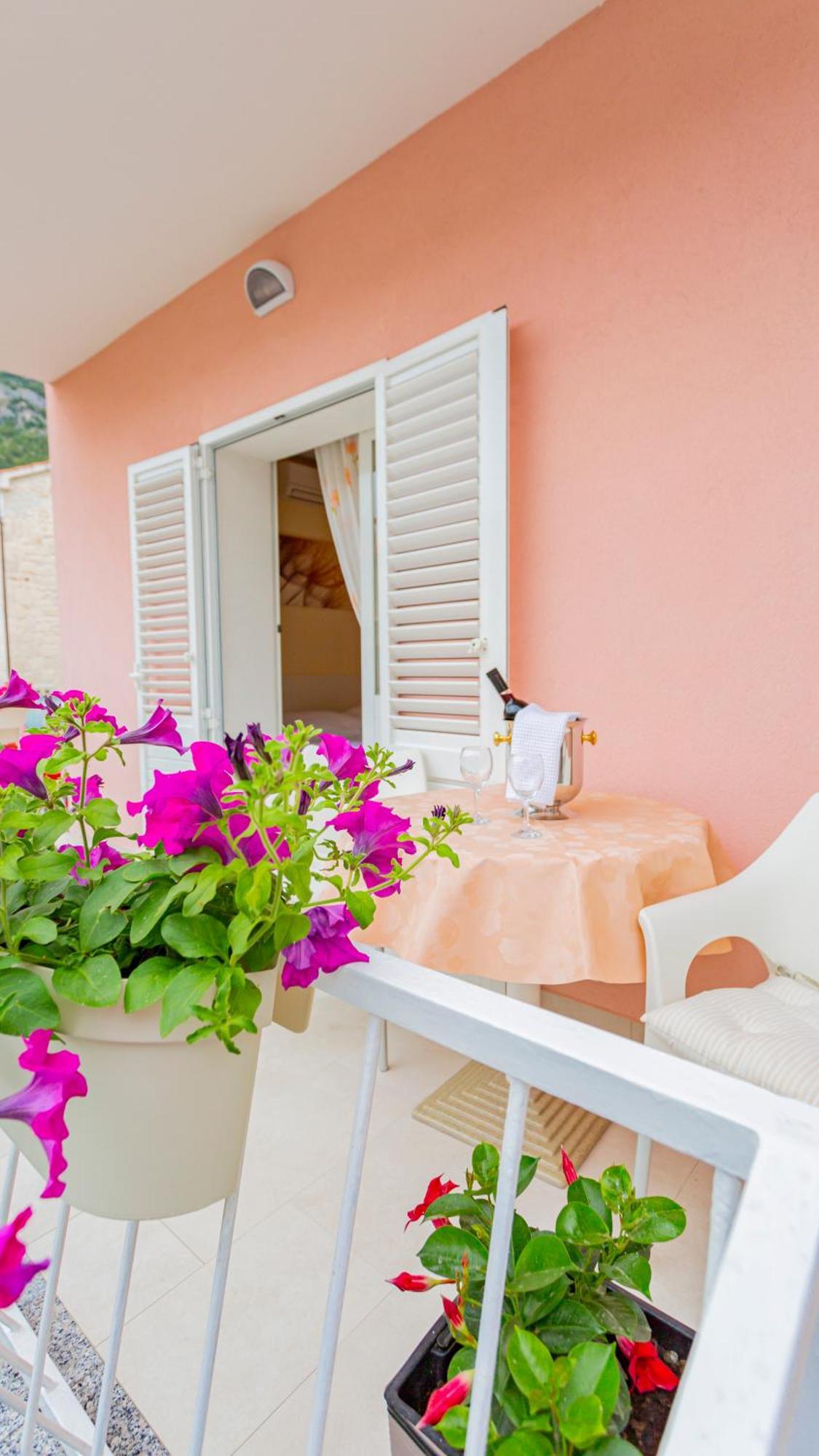 Baska Voda Apartments - Steps From The Beach, Free Parking, Central Location Екстер'єр фото